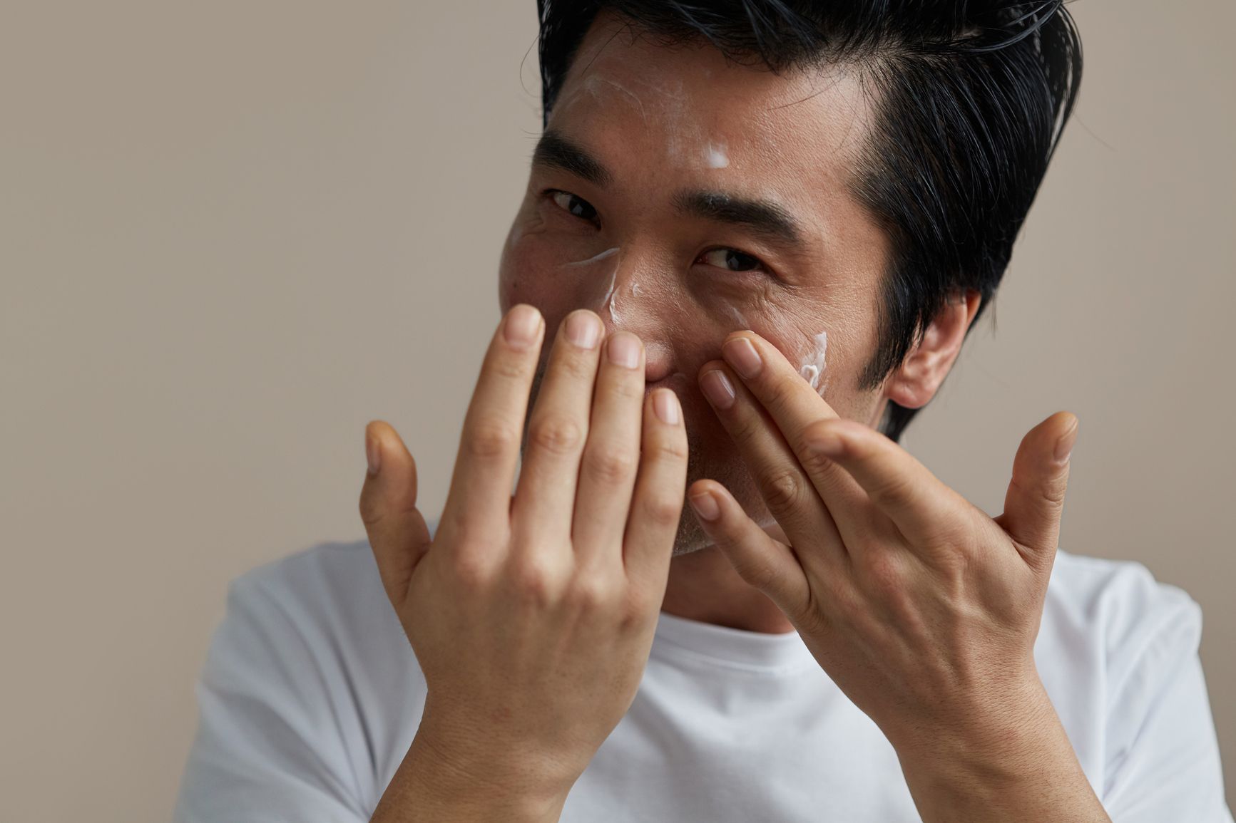 Man hydrating face