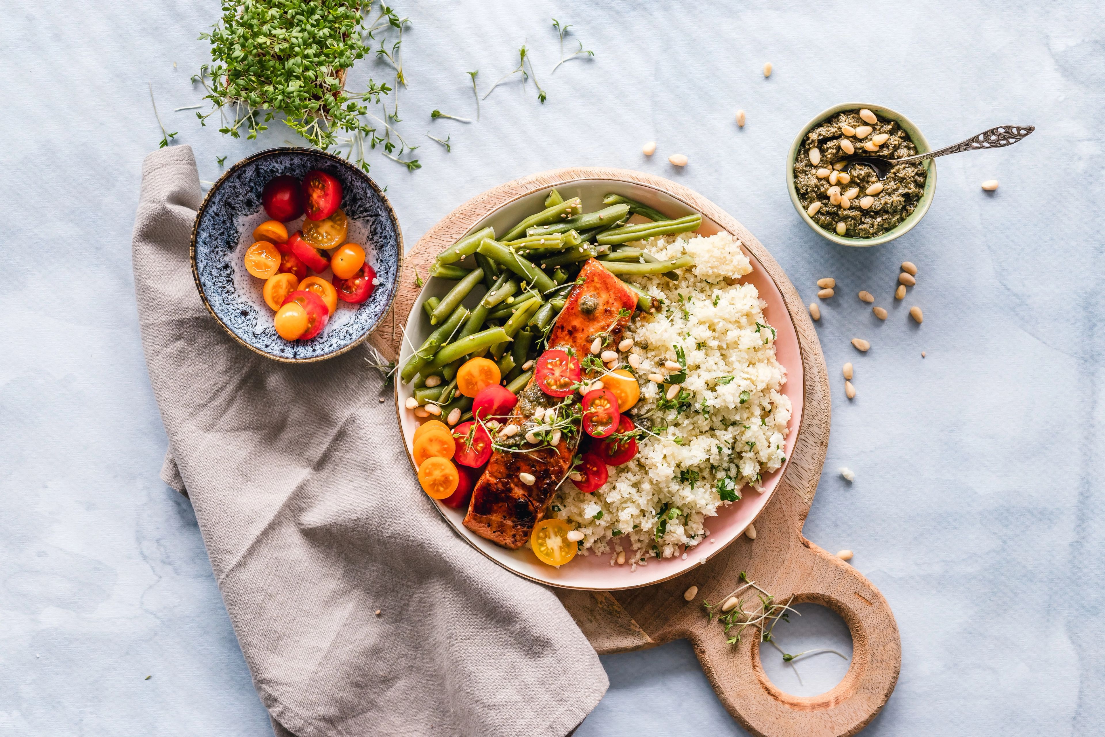 Veggie bowl with salmon