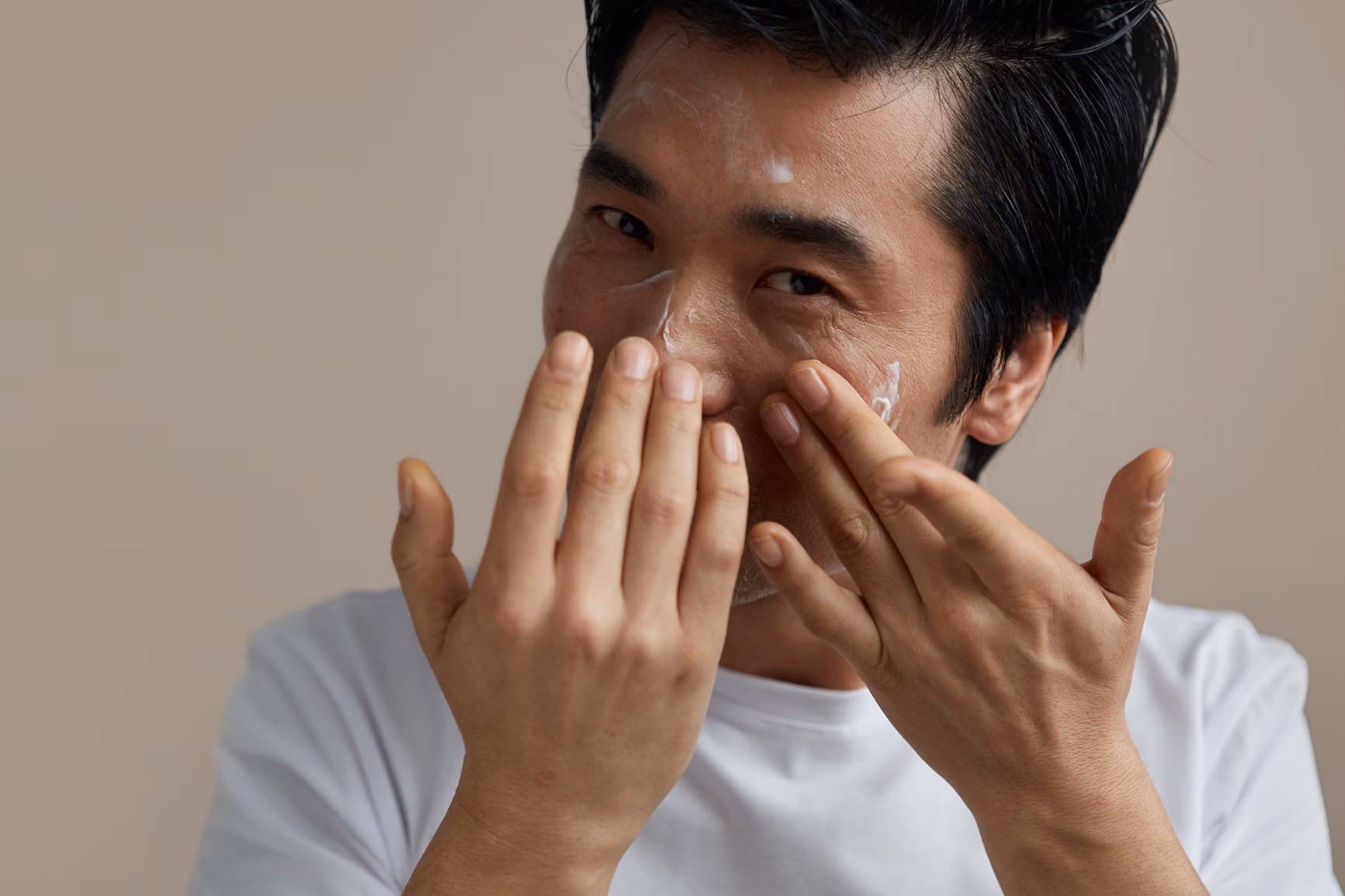 Man hydrating face